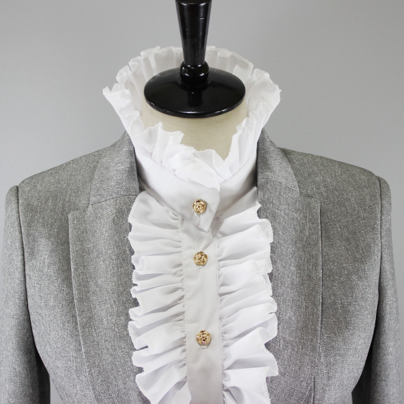 Retro stiliaus dvaro stiliaus raukta apykaklė su auksine sagtimi ir žvaigžde bei balta netikra apykakle.