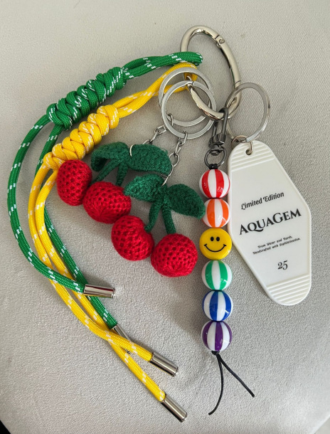 2024 m. naujo stiliaus mažas tinklaraštininkas su austa virve, raktų pakabuko pakabuku, „pasidaryk pats“ animacinių filmukų rašto aksesuarais, madingi