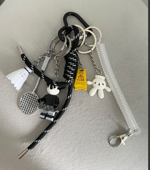 2024 m. naujo stiliaus mažas tinklaraštininkas su austa virve, raktų pakabuko pakabuku, „pasidaryk pats“ animacinių filmukų rašto aksesuarais, madingi