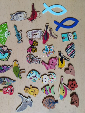 Įvairūs mišrūs animaciniai drugeliai, triušiai, mediniai mygtukai, vaikų rankų darbo, „pasidaryk pats“ medinis sagties žiedas, kūrybingas rankų darbo tapybos medžiagos sagtis