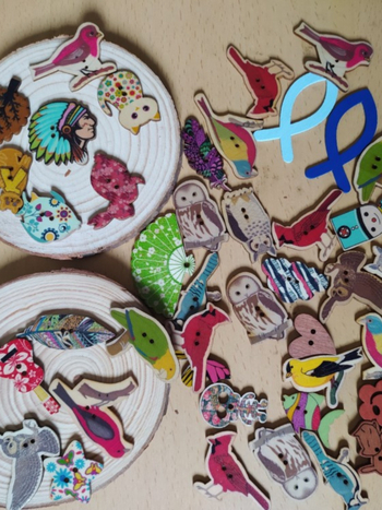 Μια ποικιλία από μικτά ξύλινα κουμπιά κινουμένων σχεδίων πεταλούδας κουνελιού, χειροποίητα diy ξύλινα κουμπιά για παιδιά, δημιουργική χειροποίητη πόρπη ζωγραφικής