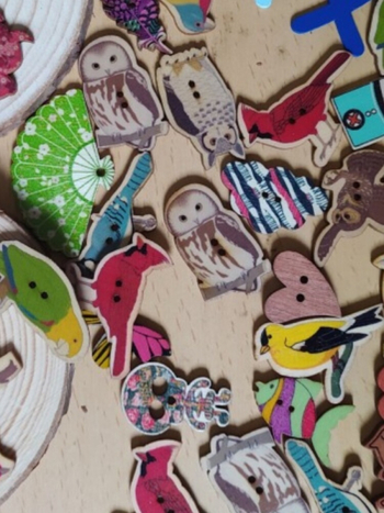 Μια ποικιλία από μικτά ξύλινα κουμπιά κινουμένων σχεδίων πεταλούδας κουνελιού, χειροποίητα diy ξύλινα κουμπιά για παιδιά, δημιουργική χειροποίητη πόρπη ζωγραφικής