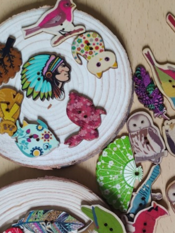 Μια ποικιλία από μικτά ξύλινα κουμπιά κινουμένων σχεδίων πεταλούδας κουνελιού, χειροποίητα diy ξύλινα κουμπιά για παιδιά, δημιουργική χειροποίητη πόρπη ζωγραφικής