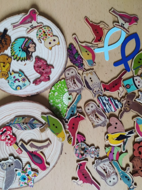 Įvairūs mišrūs animaciniai drugeliai, triušiai, mediniai mygtukai, vaikų rankų darbo, „pasidaryk pats“ medinis sagties žiedas, kūrybingas rankų darbo tapybos medžiagos sagtis