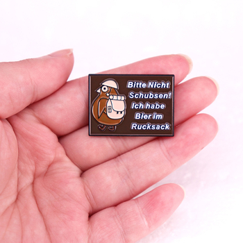 Germană Te rog nu mă forța. Am accesorii pentru insignele cu broșe de bere în rucsac.