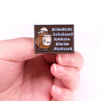 Germană Te rog nu mă forța. Am accesorii pentru insignele cu broșe de bere în rucsac.