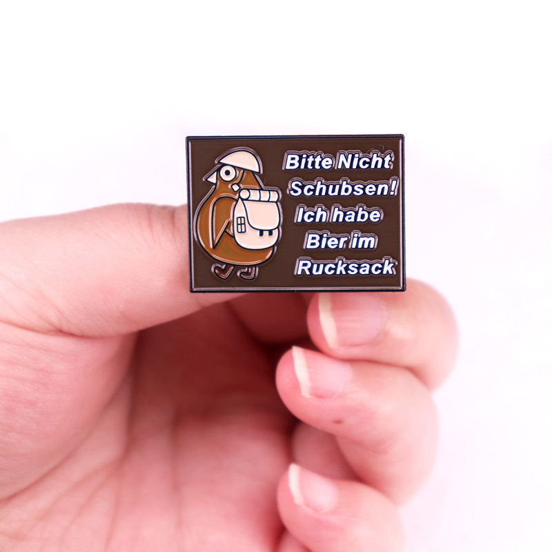 Germană Te rog nu mă forța. Am accesorii pentru insignele cu broșe de bere în rucsac.