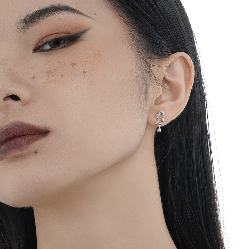 E1152 koreai stílusú, kis vízcsepp alakú fülbevaló nagykereskedelmi női S925 sterling ezüst aszimmetrikus fülbevaló fülbevaló szabálytalan alakú