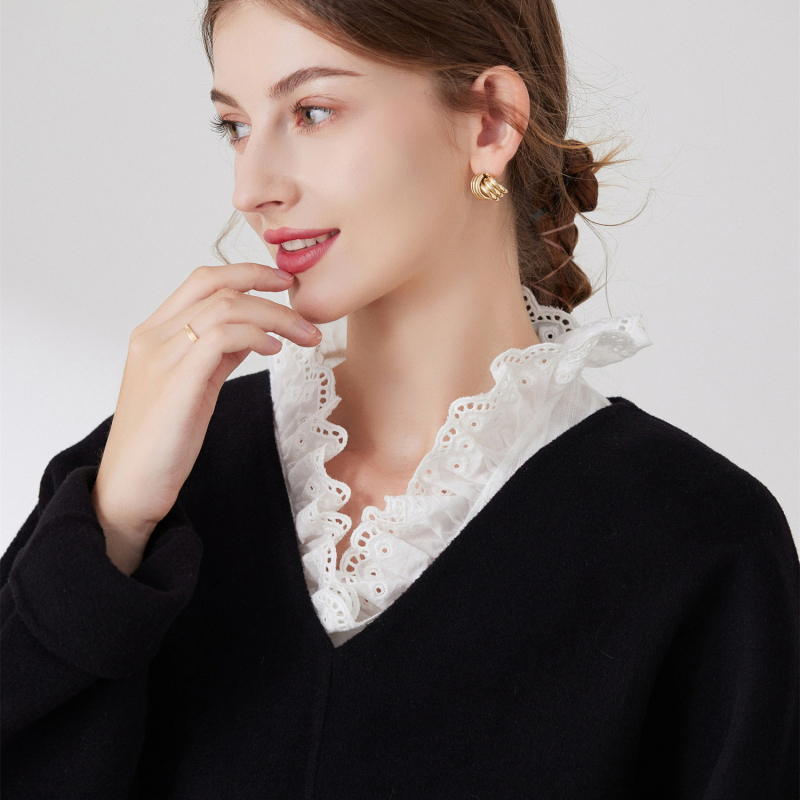 2023 sekundžių pokytis. Graži mergina su žiedlapių imitacine apykakle. Mieli balti medvilniniai marškinėliai su dirbtine apykakle.