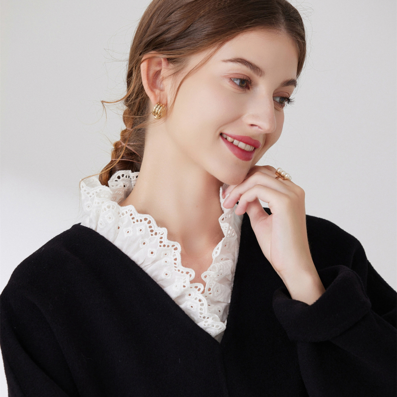 2023 sekundžių pokytis. Graži mergina su žiedlapių imitacine apykakle. Mieli balti medvilniniai marškinėliai su dirbtine apykakle.