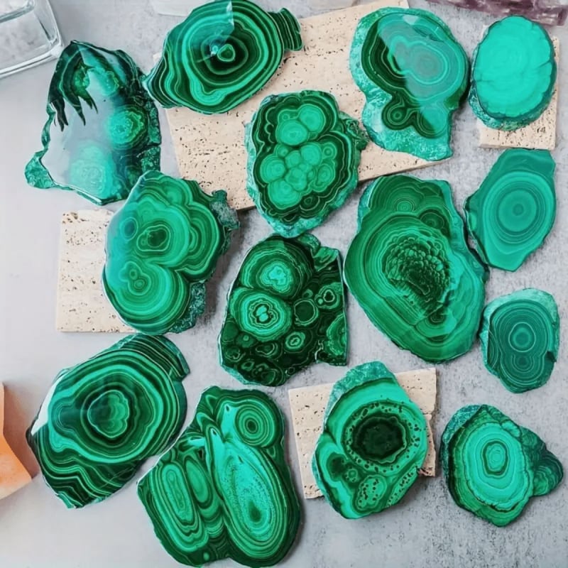 Looduslik kristallmalahhiit, viilutatud mineraalkristall, toores kivi, poleeritud dekoratiivkivi, geoloogilise teaduse näidis, piiriülene