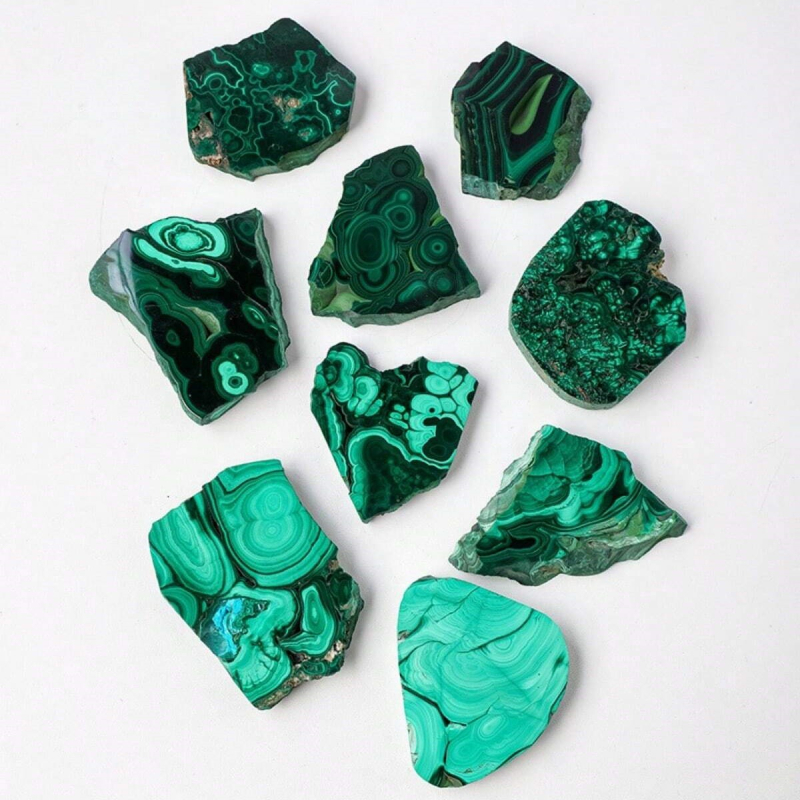 Dabīgais kristāla malahīts, sagriezts minerālu kristāls, neapstrādāts akmens, pulēts dekoratīvais akmens, ģeoloģijas zinātnes paraugs, pārrobežu