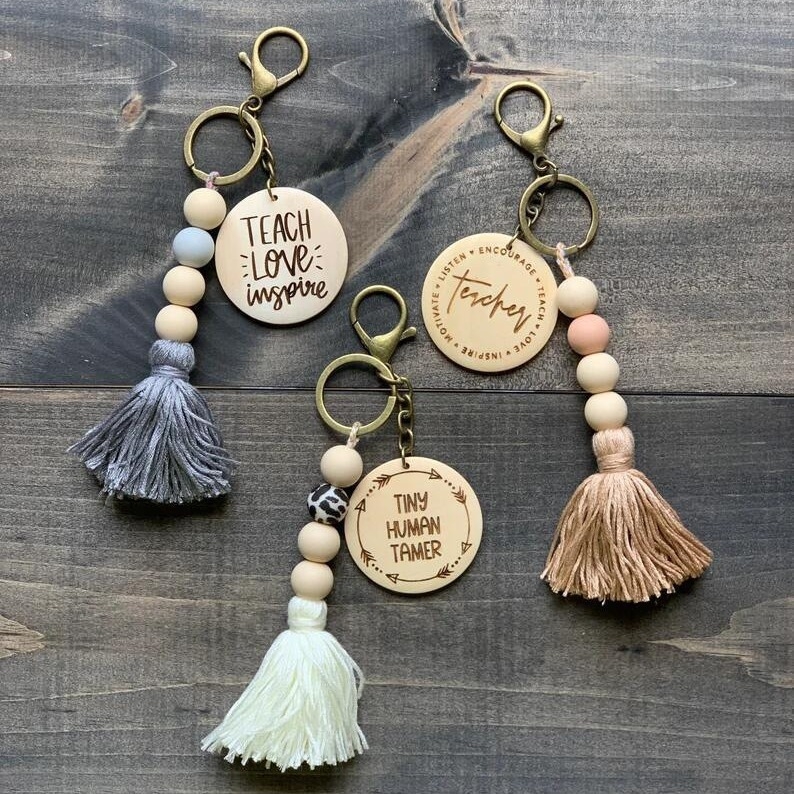 Põhjala stiilis ümmargused puidutükid, puidust helmed, nöörist tutiga võtmehoidja ripats, silikoonhelmestega, käsitööna valminud kotist dekoratiivne ripats