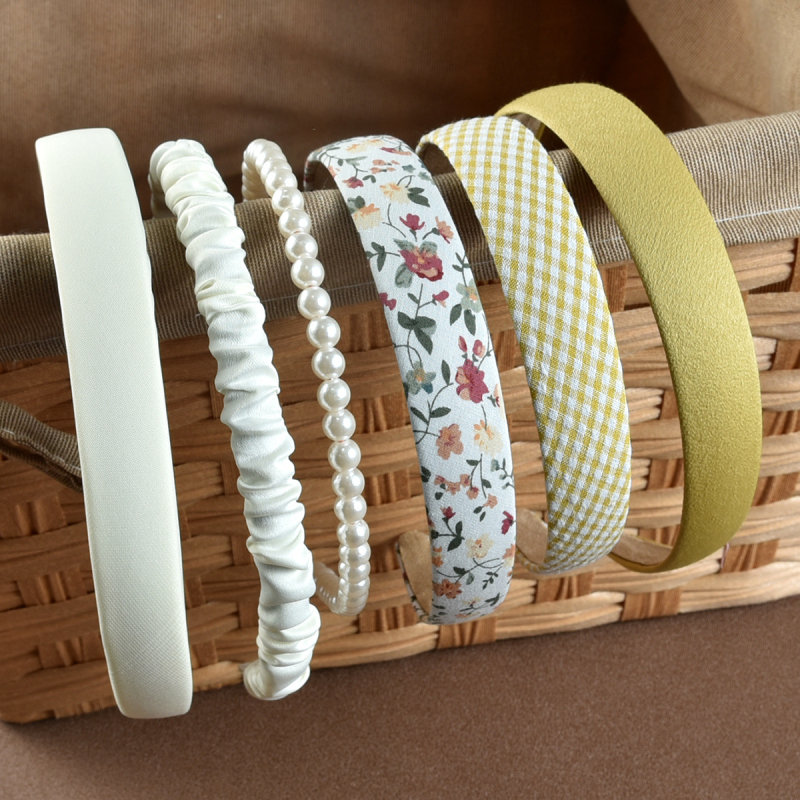 „Amazon“ tarpvalstybinis 6 asmenų grupei skirtas gėlių rašto vienspalvis plaukų juostelių derinys