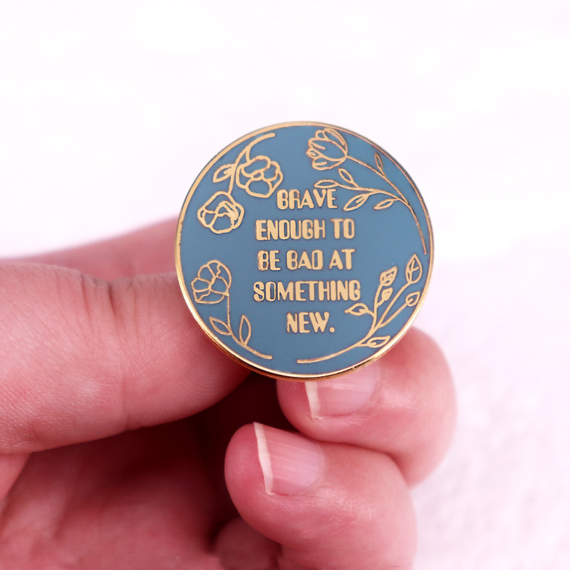 Broșă Jon Akoff cuvinte celebre îndrăznește să încerci insignă