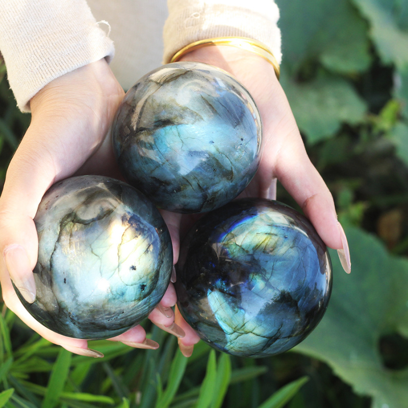 Didmeninė prekyba tarpvalstybiniais poliruoto krištolo rutulio traukimo akmens rutulio akmens papuošalais pilku mėnulio akmeniu, žaisdami krištolo rutulio papuošalus