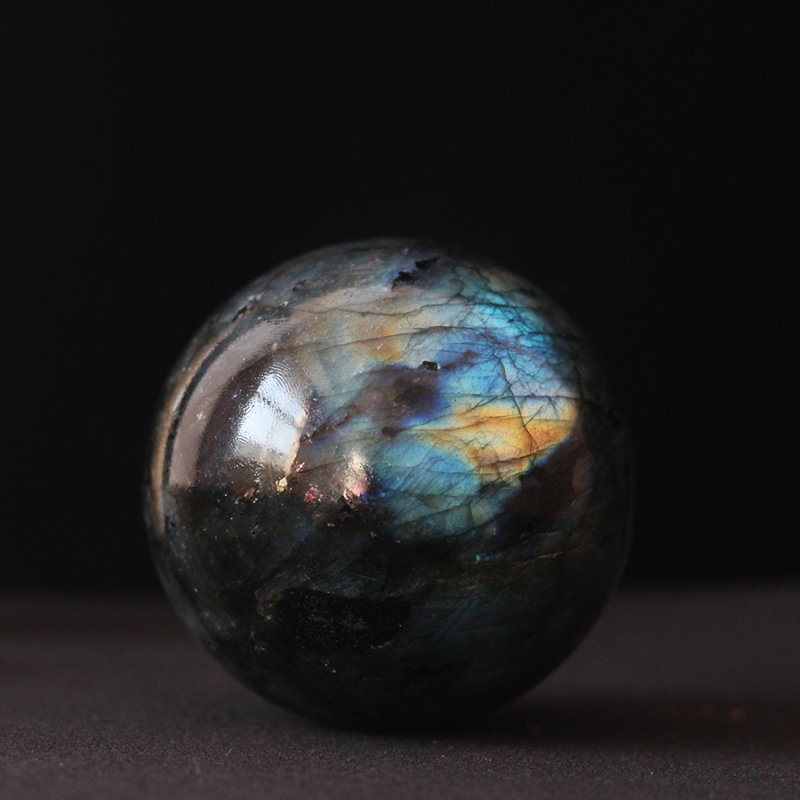 Didmeninė prekyba tarpvalstybiniais poliruoto krištolo rutulio traukimo akmens rutulio akmens papuošalais pilku mėnulio akmeniu, žaisdami krištolo rutulio papuošalus