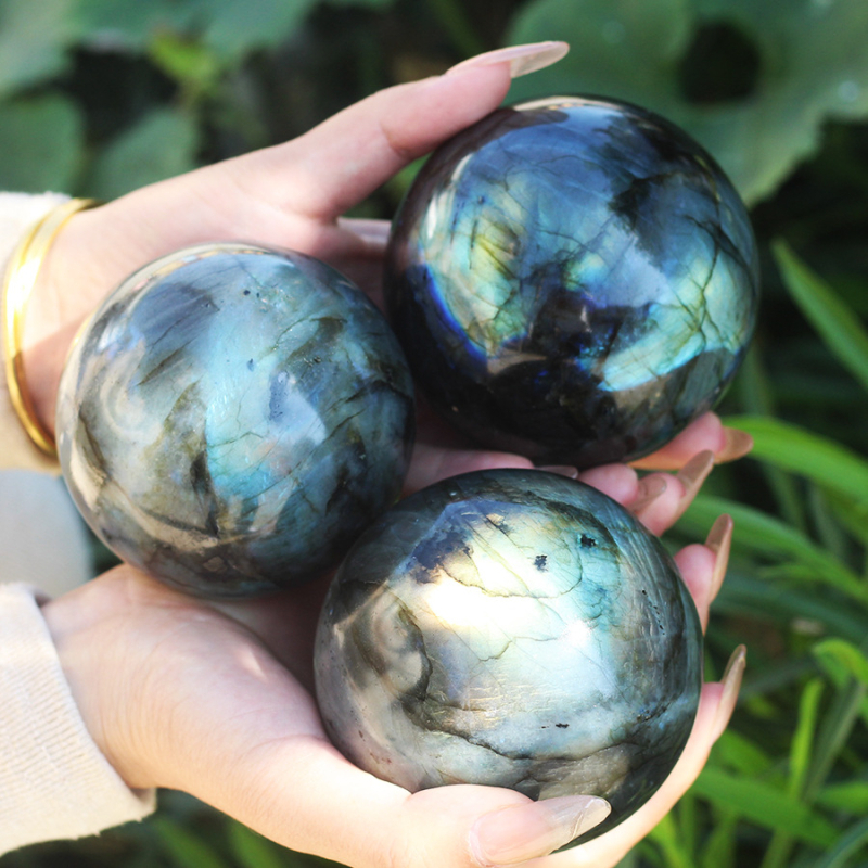 Didmeninė prekyba tarpvalstybiniais poliruoto krištolo rutulio traukimo akmens rutulio akmens papuošalais pilku mėnulio akmeniu, žaisdami krištolo rutulio papuošalus