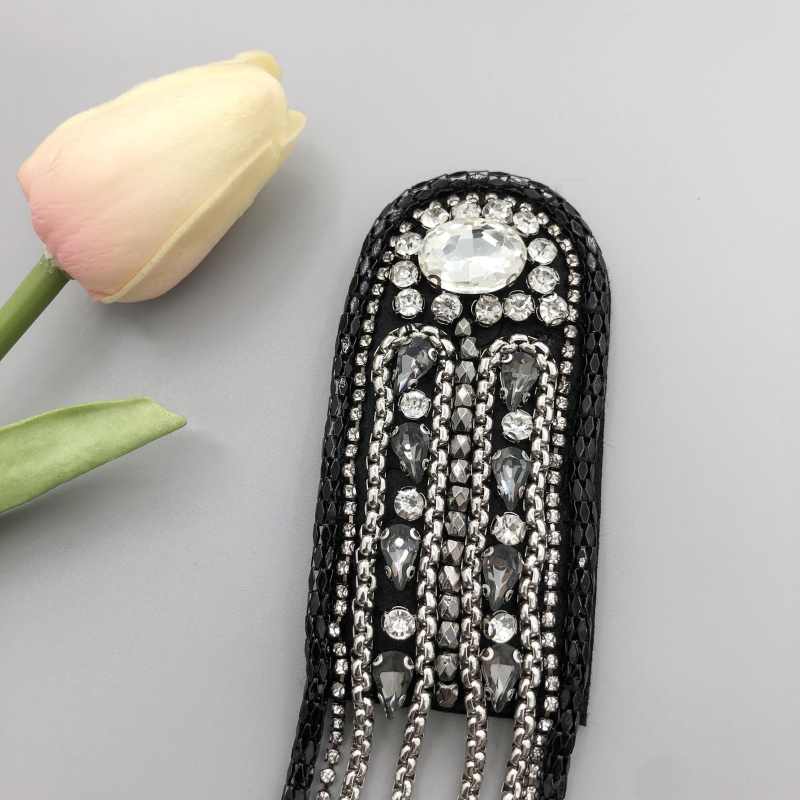 Kvaliteetsed käsitööna valminud helmestega tutiga õlakud meeste ja naiste esinemiskostüümidele, isikupärastatud ja peened esinemisrõivaste aksessuaarid