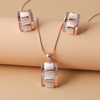 Σετ δύο τεμαχίων από πολυτελές ορθογώνιο κολιέ και σκουλαρίκια σε σχήμα ματιού γάτας σε σχήμα διαγράμματος Cross-Border Light με διαμάντια. Μοντέρνα καρό γυναικεία κοσμήματα υψηλής ποιότητας