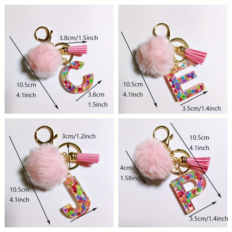 Rožinis pūkuotas bumbulas su dervos raidėmis ir blizgučiais ant raktų pakabuko, moteriškas, mielas ir stilingas