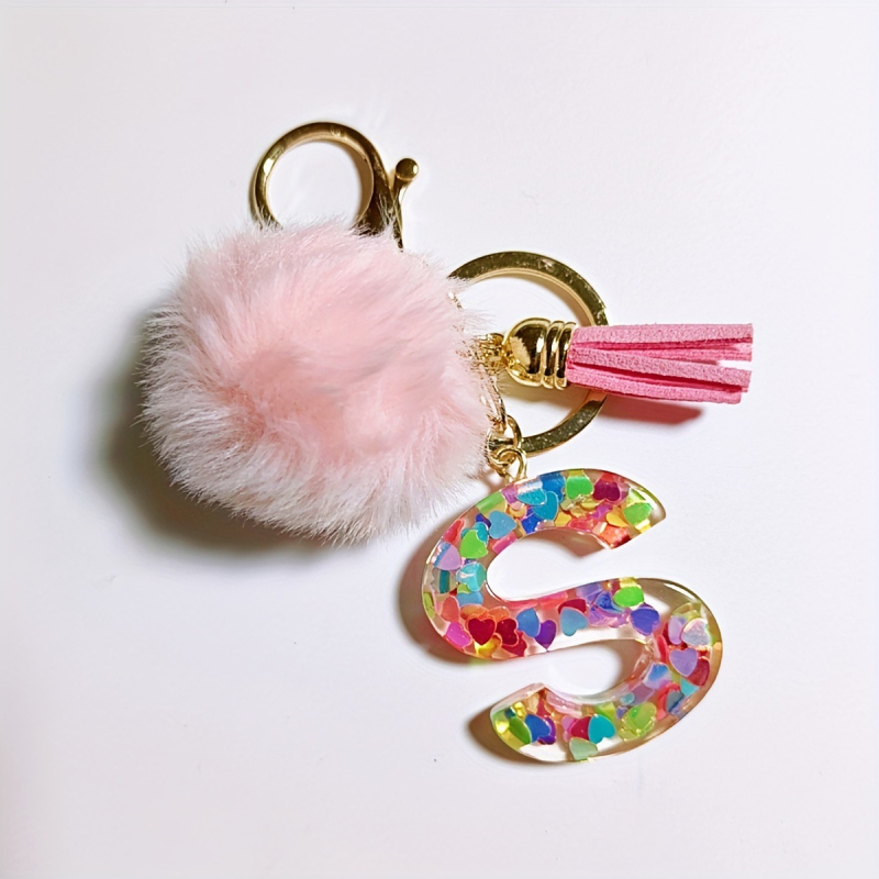 Rožinis pūkuotas bumbulas su dervos raidėmis ir blizgučiais ant raktų pakabuko, moteriškas, mielas ir stilingas