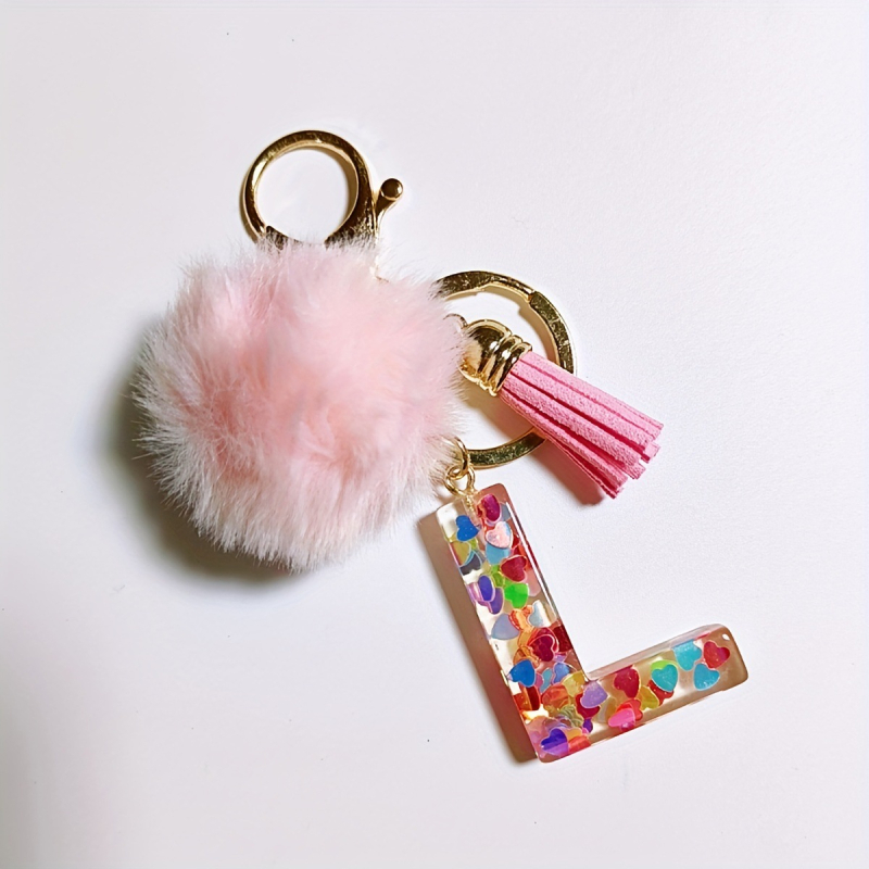 Rožinis pūkuotas bumbulas su dervos raidėmis ir blizgučiais ant raktų pakabuko, moteriškas, mielas ir stilingas