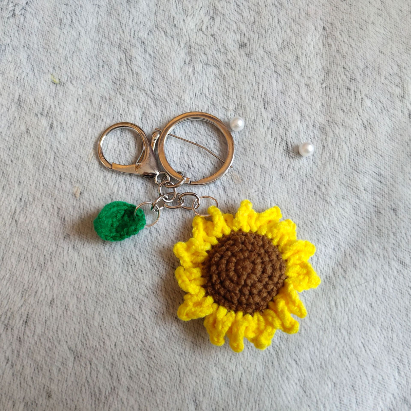 Saulėgrąžos pakabukas vienu smūgiu laimi pirmąją vietą Mokytojo dienos dovana – rankų darbo nertas megztas pakabukas su lapų gėlės kiosku Dievui