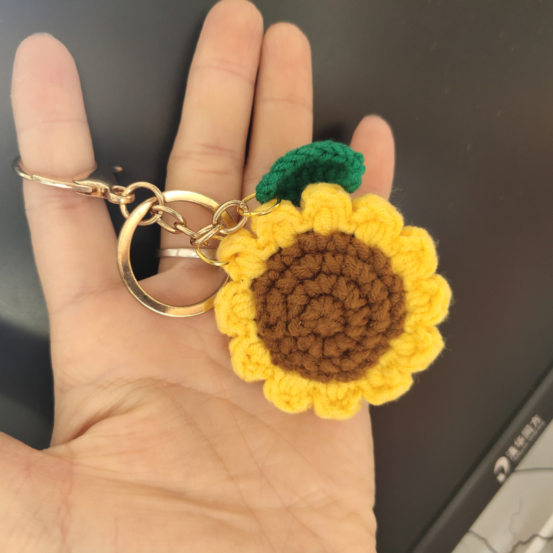 Saulėgrąžos pakabukas vienu smūgiu laimi pirmąją vietą Mokytojo dienos dovana – rankų darbo nertas megztas pakabukas su lapų gėlės kiosku Dievui