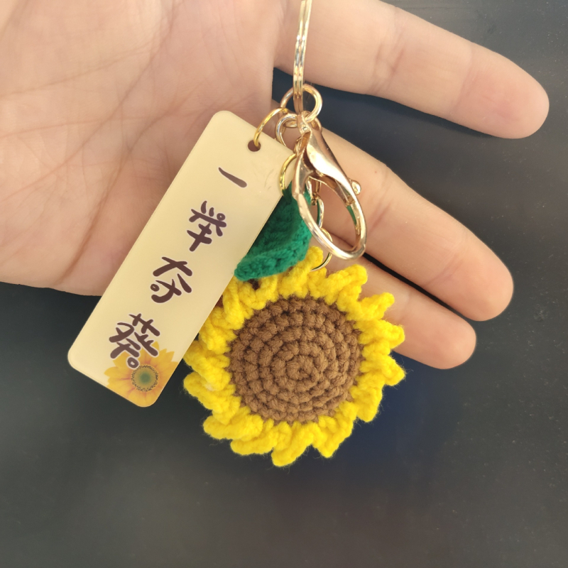 Saulėgrąžos pakabukas vienu smūgiu laimi pirmąją vietą Mokytojo dienos dovana – rankų darbo nertas megztas pakabukas su lapų gėlės kiosku Dievui