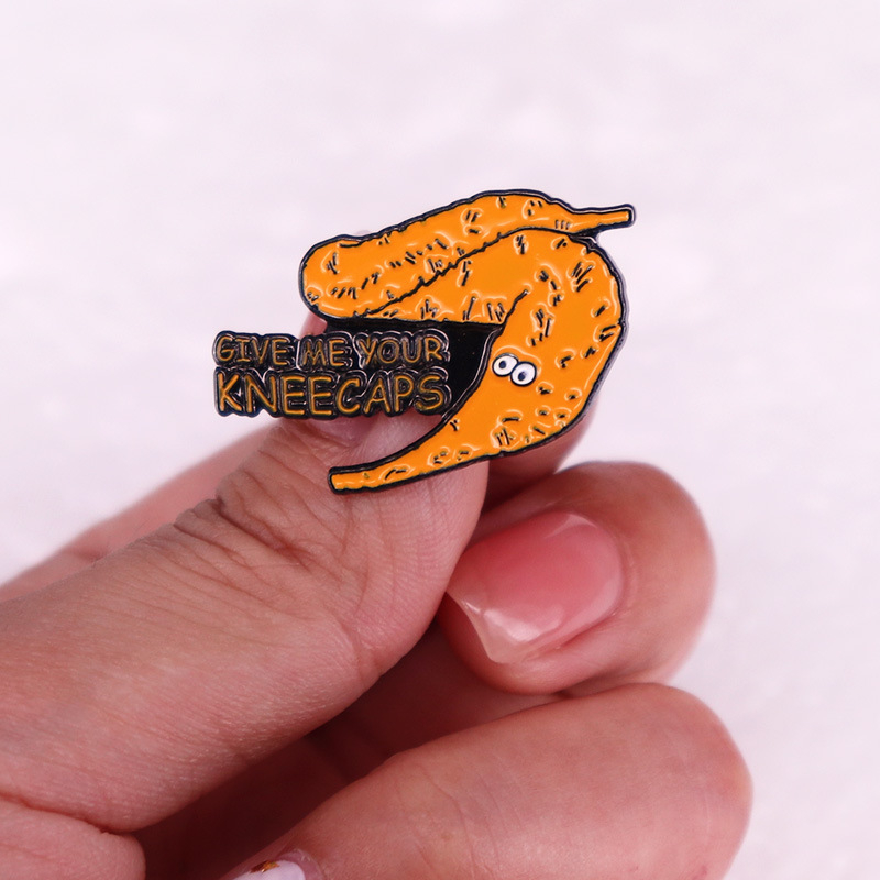 Pūkuoto žaislinio kirmino garso linksmybių interneto memo sagės ženklelis