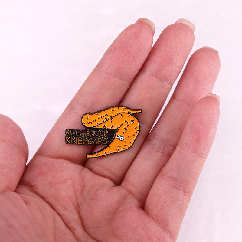 Pūkuoto žaislinio kirmino garso linksmybių interneto memo sagės ženklelis