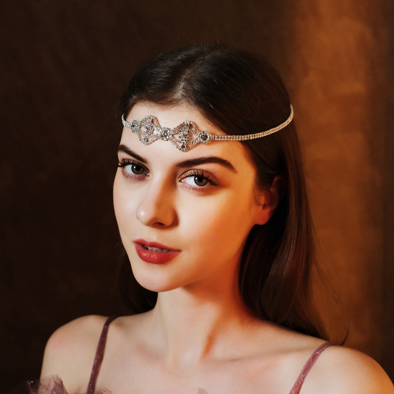 Euroopa ja Ameerika moe isiksuse palliga juukseaksessuaarid, kerged luksuslikud rhinestone`i kulmude ripatsiga juuksepaelad, liialdatud mitmekihilised virnastatud moekad juukseketid