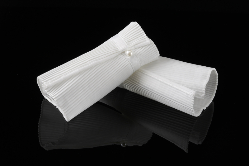 Tarpvalstybinis kostiumas, Europos ir Amerikos dvaro meno vargonai, perlų retro vėduoklės formos netikro apykaklės skara, studijos rekvizitai