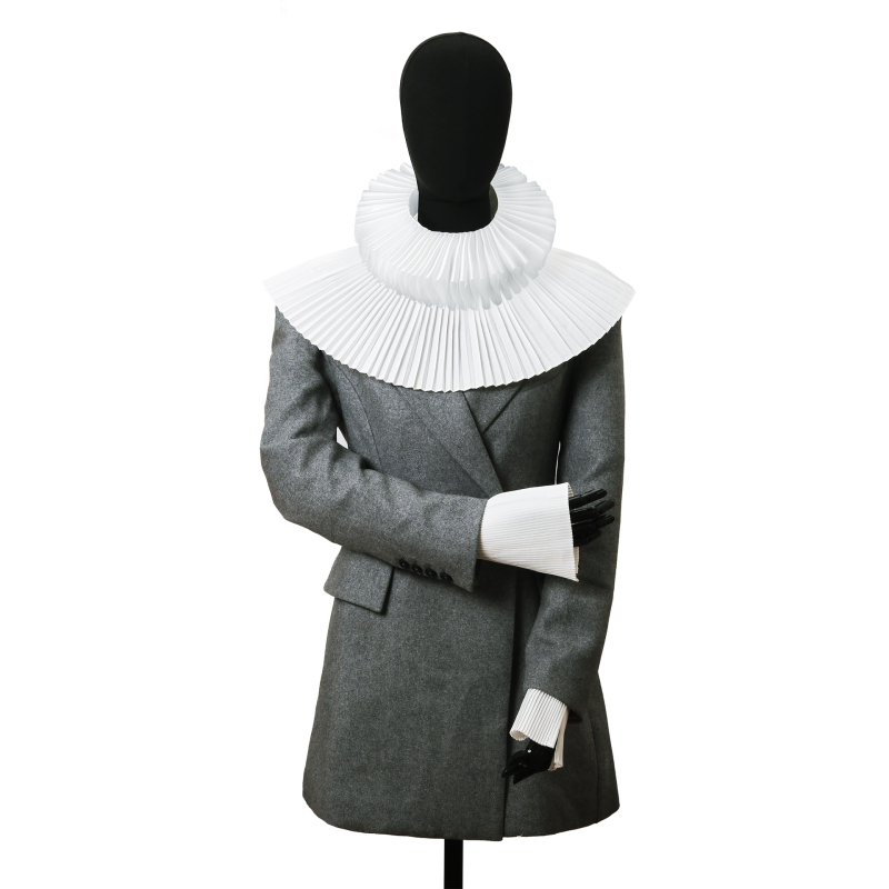 Tarpvalstybinis kostiumas, Europos ir Amerikos dvaro meno vargonai, perlų retro vėduoklės formos netikro apykaklės skara, studijos rekvizitai