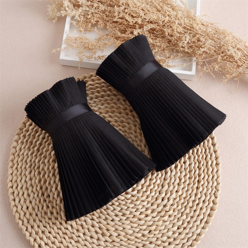 Tarpvalstybinis kostiumas, Europos ir Amerikos dvaro meno vargonai, perlų retro vėduoklės formos netikro apykaklės skara, studijos rekvizitai