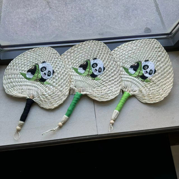 Χειροποίητο κέντημα σε σχήμα καρδιάς με μεγάλο φύλλο cattail zongye, υφαντό με γρασίδι, φύλλο cattail, μικρό κόκκινο βιβλίο, κούνημα, δίχτυ ήχου, κόκκινο πολύχρωμο κέντημα panda