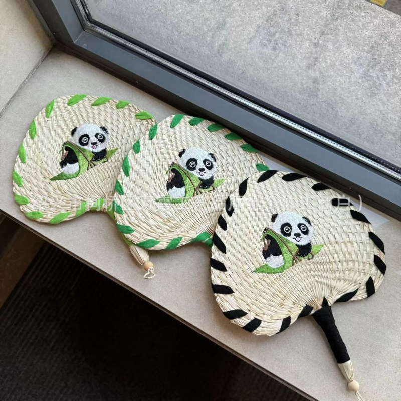 Χειροποίητο κέντημα σε σχήμα καρδιάς με μεγάλο φύλλο cattail zongye, υφαντό με γρασίδι, φύλλο cattail, μικρό κόκκινο βιβλίο, κούνημα, δίχτυ ήχου, κόκκινο πολύχρωμο κέντημα panda