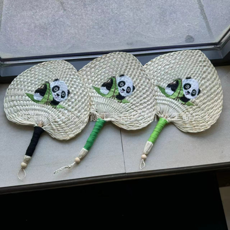 Χειροποίητο κέντημα σε σχήμα καρδιάς με μεγάλο φύλλο cattail zongye, υφαντό με γρασίδι, φύλλο cattail, μικρό κόκκινο βιβλίο, κούνημα, δίχτυ ήχου, κόκκινο πολύχρωμο κέντημα panda