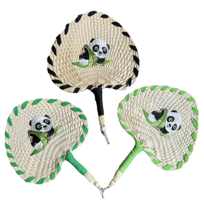 Χειροποίητο κέντημα σε σχήμα καρδιάς με μεγάλο φύλλο cattail zongye, υφαντό με γρασίδι, φύλλο cattail, μικρό κόκκινο βιβλίο, κούνημα, δίχτυ ήχου, κόκκινο πολύχρωμο κέντημα panda