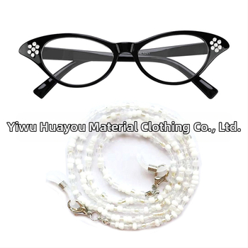 Τη δεκαετία του 1980, περούκα γιαγιά cosplay, τετράγωνο κασκόλ, κολιέ με μάτι, σκίτσο κοστουμιού, σκηνική παράσταση