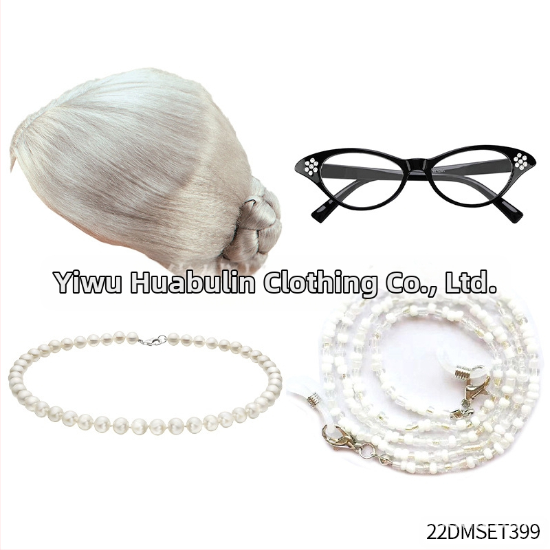 Devintajame dešimtmetyje – močiutės perukas, kvadratinis šalikas, akių formos vėrinys, kostiumo eskizas, sceninis pasirodymas.