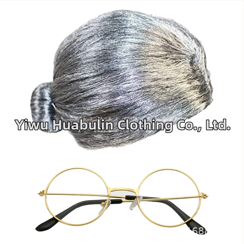 Devintajame dešimtmetyje – močiutės perukas, kvadratinis šalikas, akių formos vėrinys, kostiumo eskizas, sceninis pasirodymas.