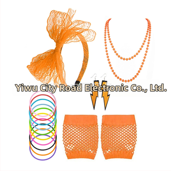 Γυναικείο κοστούμι με θέμα το νέον της δεκαετίας του \'80, ροζ κολιέ, σκουλαρίκια, δαντέλα, κρίκος για τα μαλλιά, δίχτυ ψαρέματος, γάντια