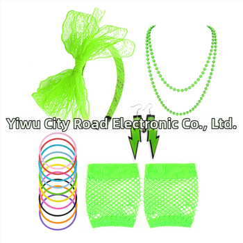 Γυναικείο κοστούμι με θέμα το νέον της δεκαετίας του \'80, ροζ κολιέ, σκουλαρίκια, δαντέλα, κρίκος για τα μαλλιά, δίχτυ ψαρέματος, γάντια