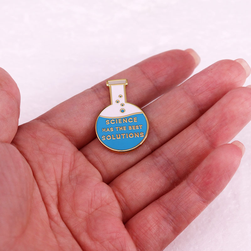 Broșă cu balon de sticlă, insignă științifică