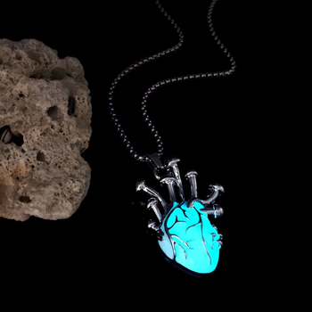 Piiriülene kuum müük tsingisulamist helendav inimese südame ripats halloweeni peokleit helendav hip-hop kaelakee