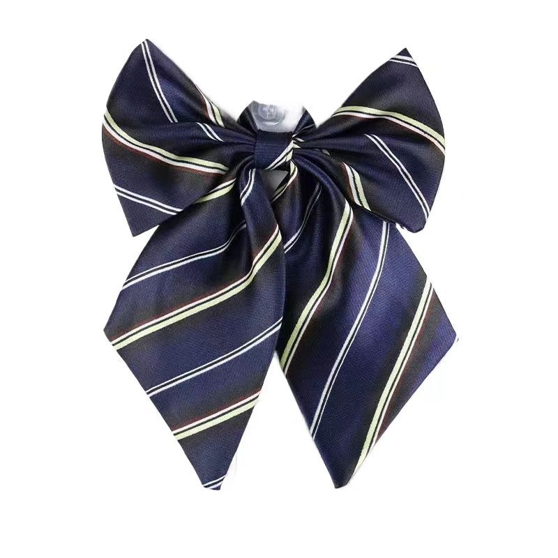 Spalvoti dryžuoti dalykiniai vyriški ir moteriški darbo marškiniai su kaspino apykakle ir balti derantys kaklaraiščiai, bankiniai kaklaraiščiai