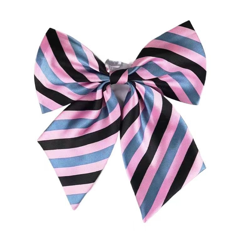 Spalvoti dryžuoti dalykiniai vyriški ir moteriški darbo marškiniai su kaspino apykakle ir balti derantys kaklaraiščiai, bankiniai kaklaraiščiai