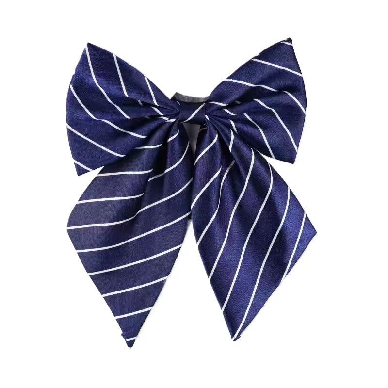 Spalvoti dryžuoti dalykiniai vyriški ir moteriški darbo marškiniai su kaspino apykakle ir balti derantys kaklaraiščiai, bankiniai kaklaraiščiai